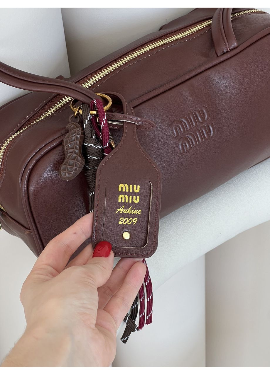 Женская сумка с брелком шоколадный на плечо No Brand (369935565)