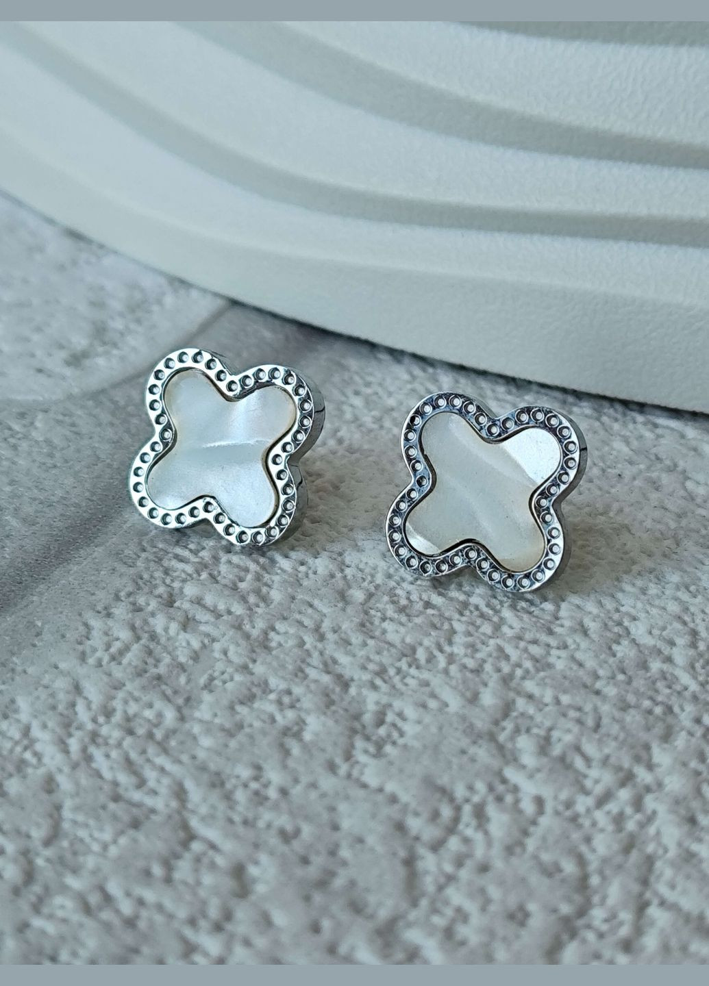 Трендовые сережки Клевер Перламутровая Эмаль под серебро родий медсталь гвоздики пуссеты Stainless Steel (336517418)