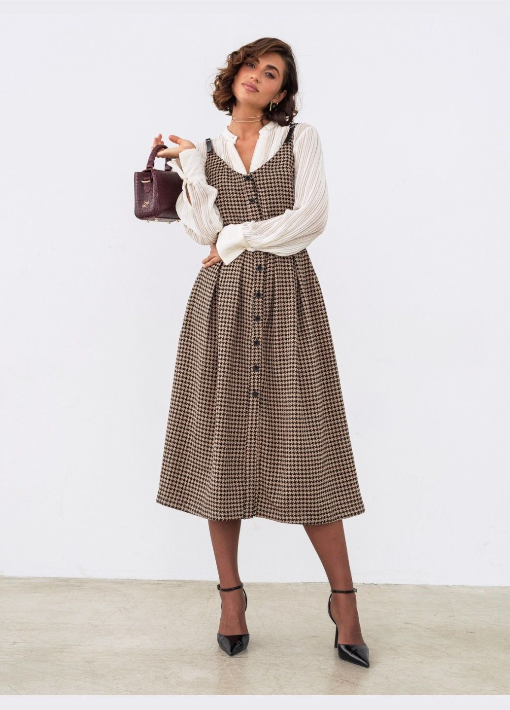 Демисезонный женский коричневый сарафан в гусиную лапку с бретелями из экокожи Dressa с узором пье-де-пуль «гусиная лапка»