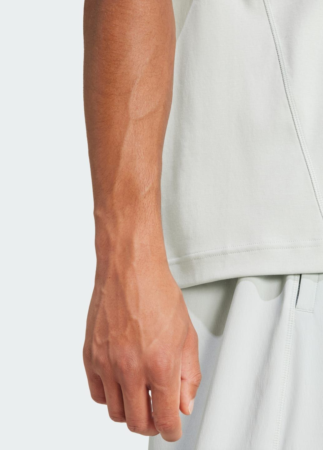 Серая футболка city escape adidas