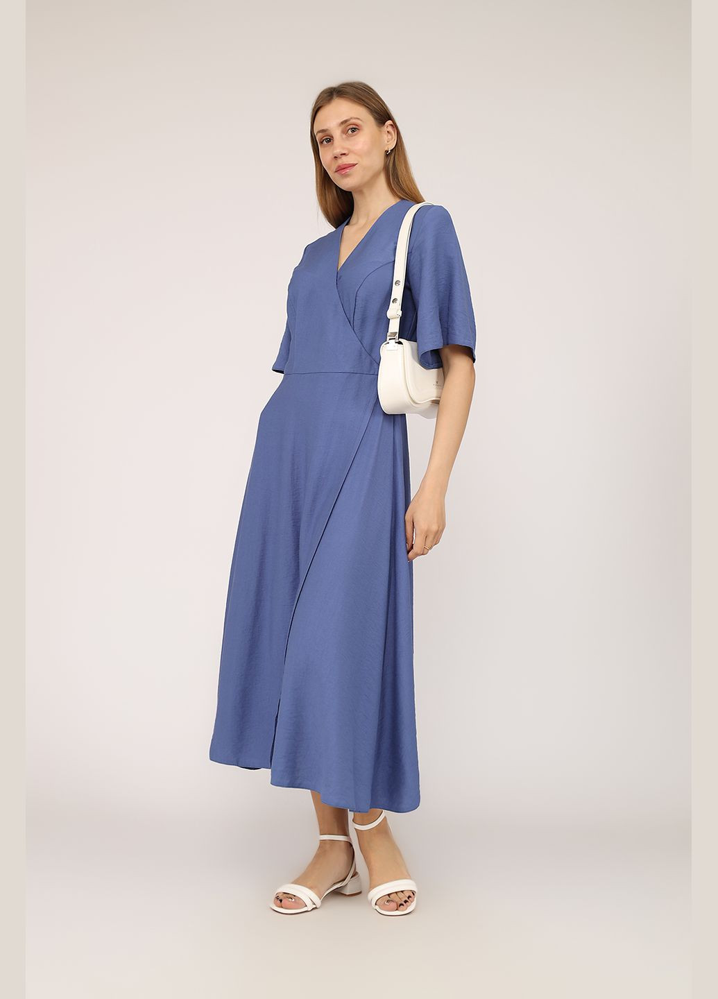 Синя сукня на запах жіноча колір синій цб-00278271 Yuki