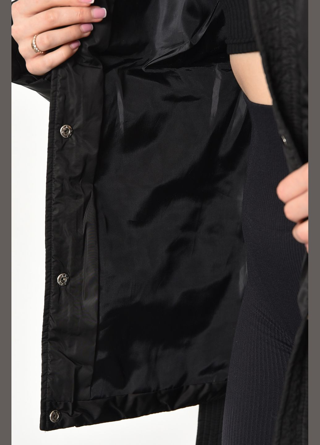 Чорна демісезонна куртка жіноча демісезонна напівбатальна чорного кольору Let's Shop