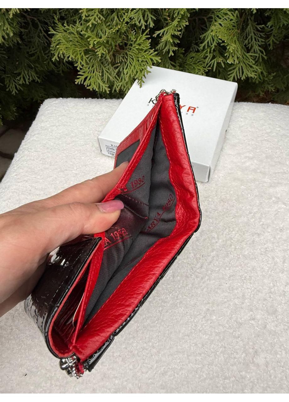 Гаманець жіночий натуральна шкіра на магнітах середнього розміру крокодил з червоною серединою лак(1205-06) Karya (366907477)