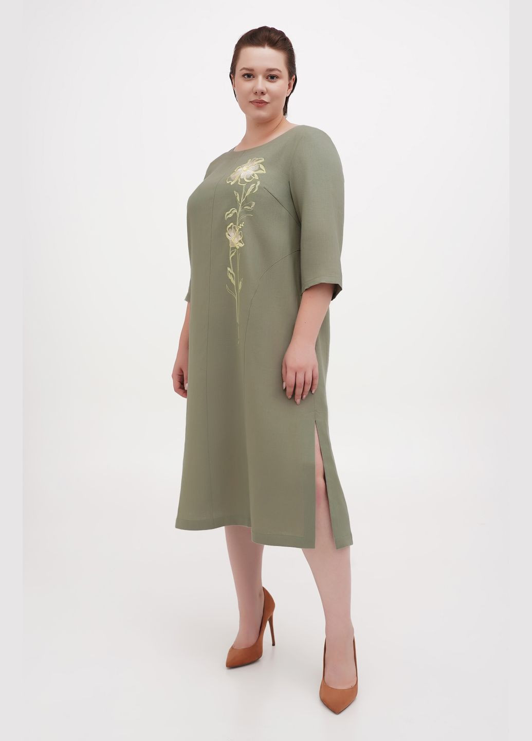 Оливковое (хаки) свободное платье больших размеров из льна с вышитыми цветами ольвия (plus size). красный, р.58, код 0357/58/998 ГАЛЕРЕЯ ЛЬОНУ