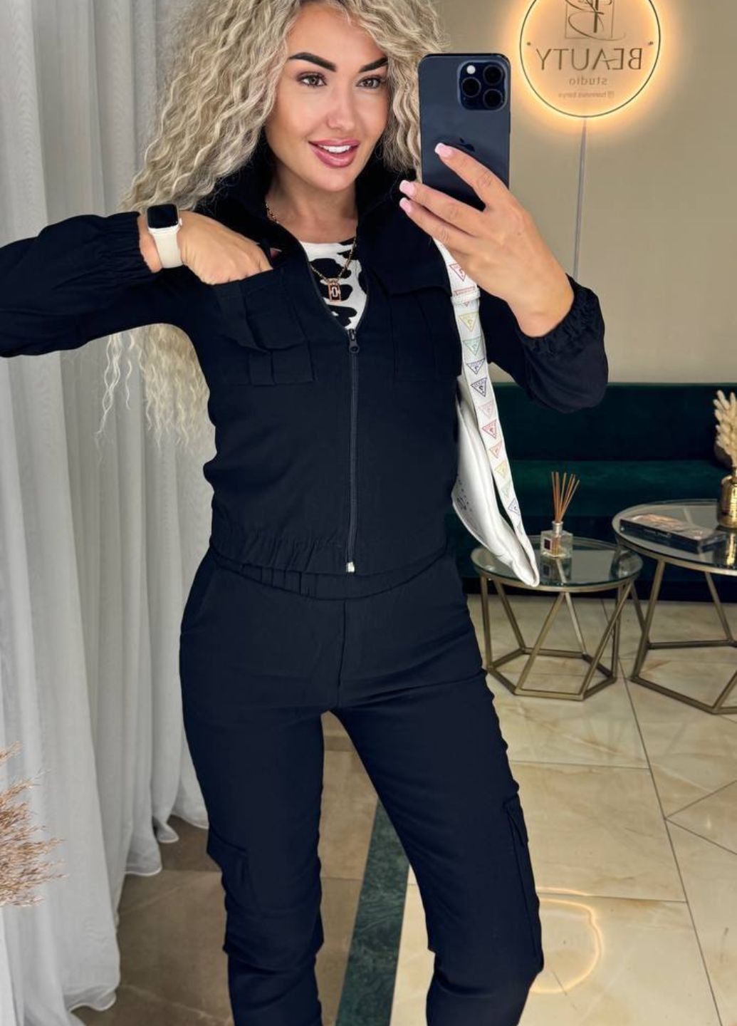 Женский костюм из джинс-бенгалина с манжетами, накладными карманами и воротником-стойкой Allthings (322644492)