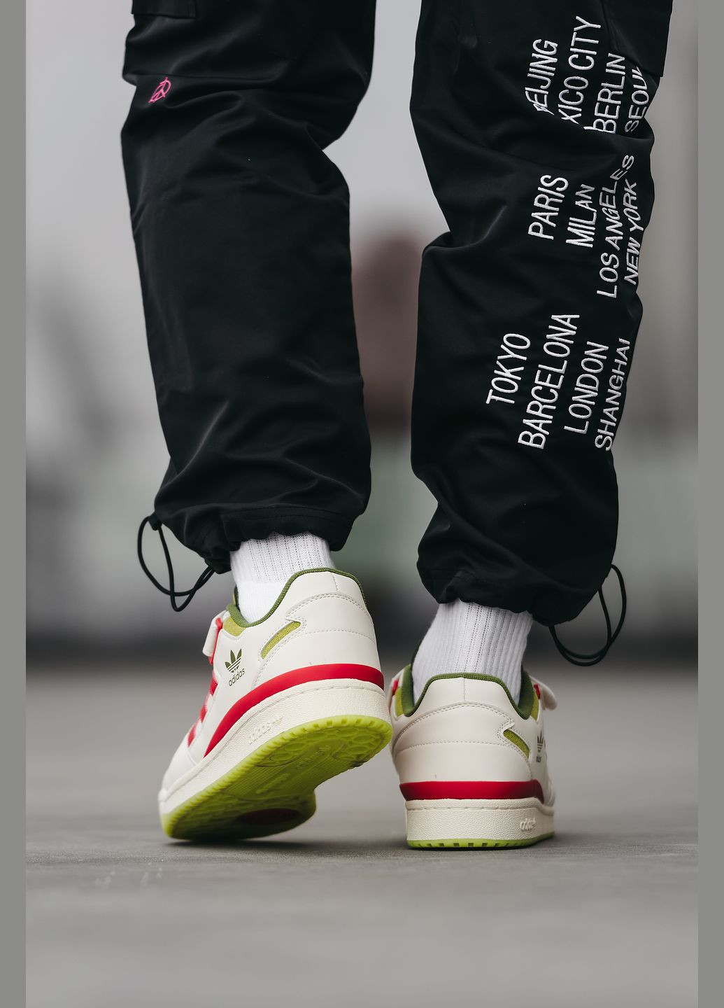 Білі Осінні кросівки чоловічі adidas Forum x The Grinch