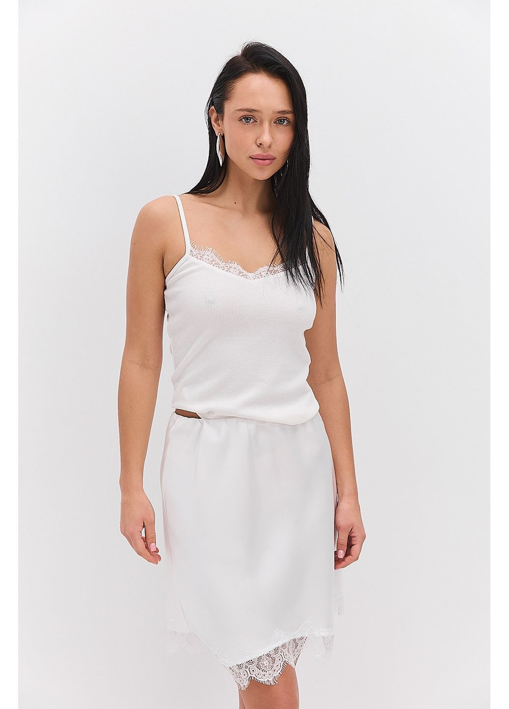 Атласна спідниця міні молочна з мереживом внизу розмір Arjen (373682127)