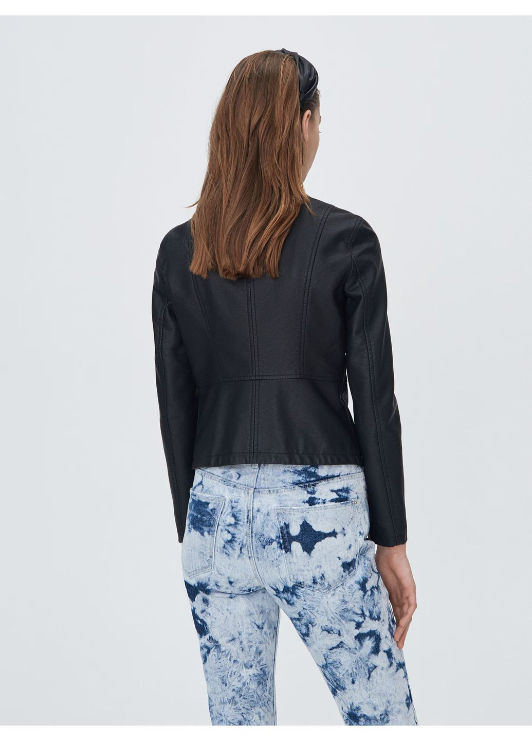 Черная демисезонная куртка из эко кожи Sinsay