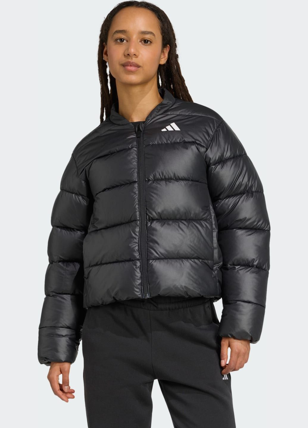Чорна демісезонна куртка essentials climawarm synthetic down puffer adidas