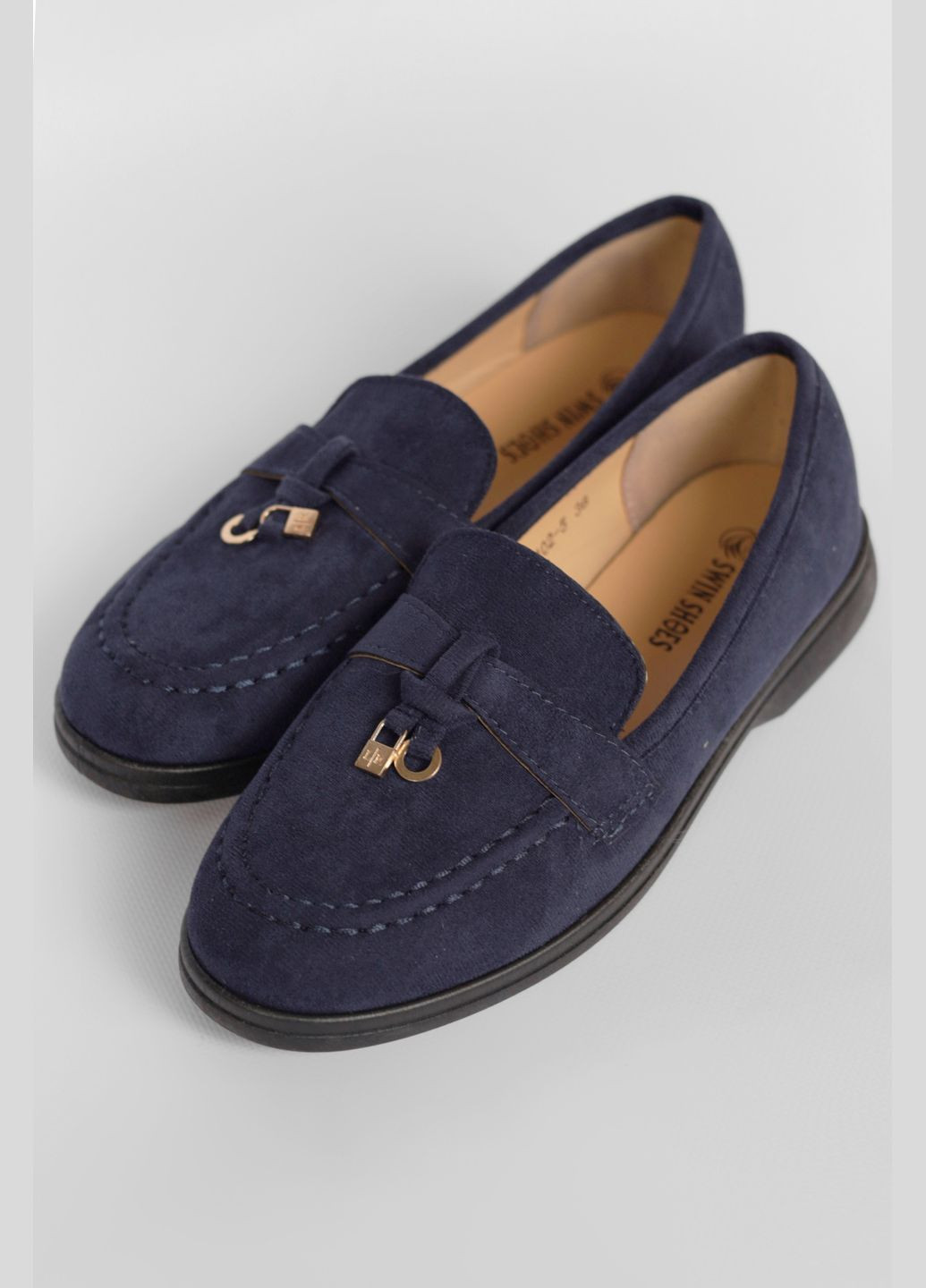 Туфли-лоферы женские темно-синего цвета Let's Shop с цепочками