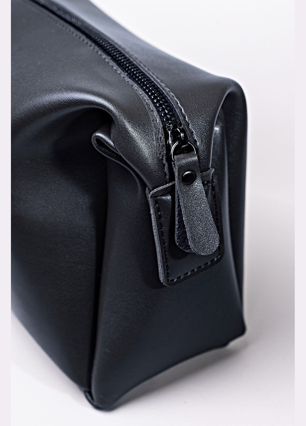 Косметичка з екошкіри чорного кольору VOLMAS (316302500)