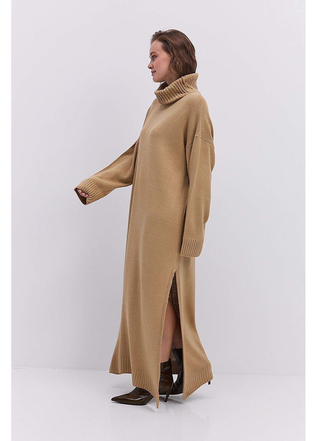 Бежева вязана зимова сукня світло-сіра з високим коміром і розрізом збоку Arjen