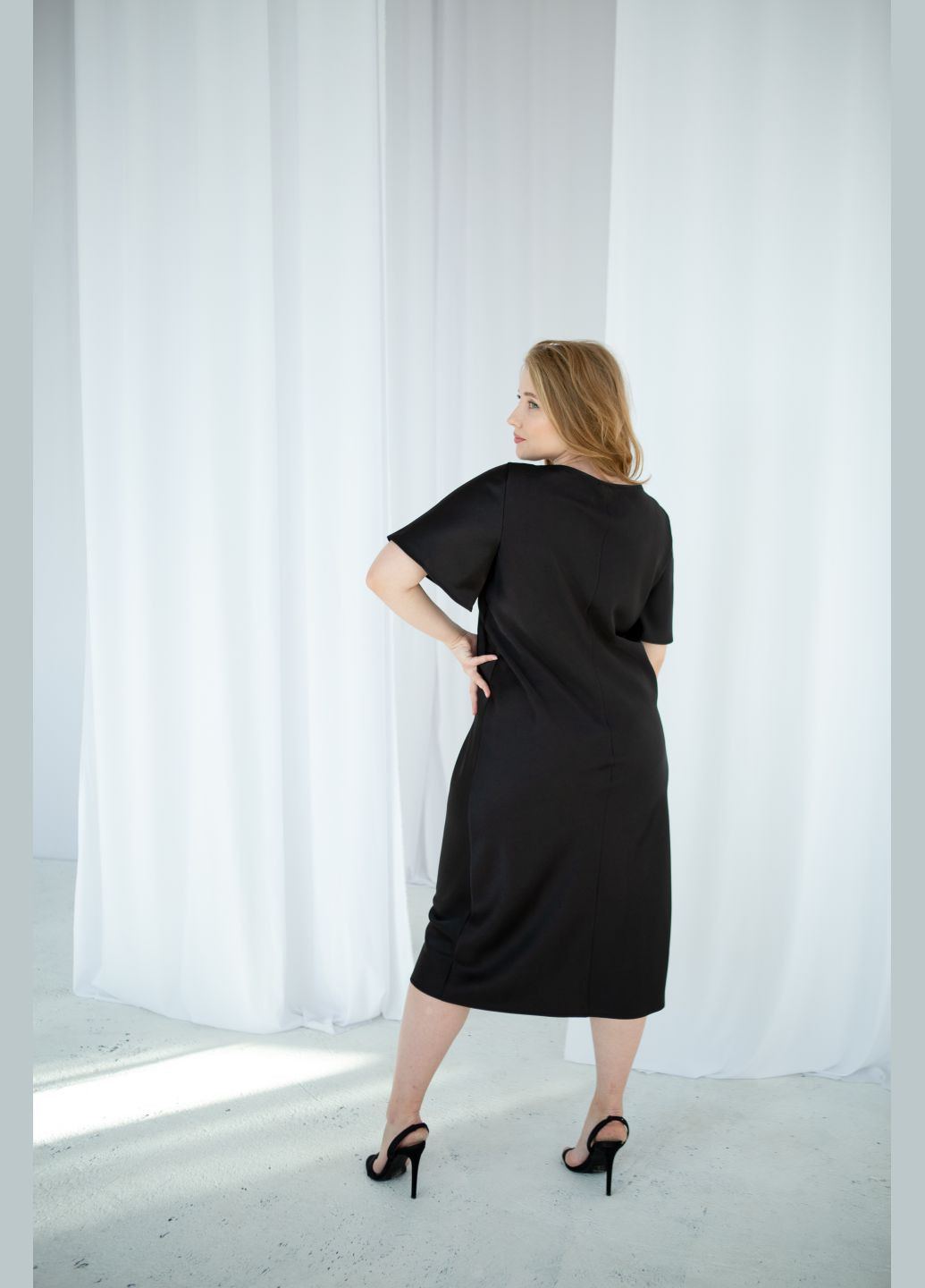 Чорна коктейльна, кежуал, ділова, повсякденний, святковий, вечірня шовкова міді-сукня "гітта" чорного кольору а-силует Fayna однотонна