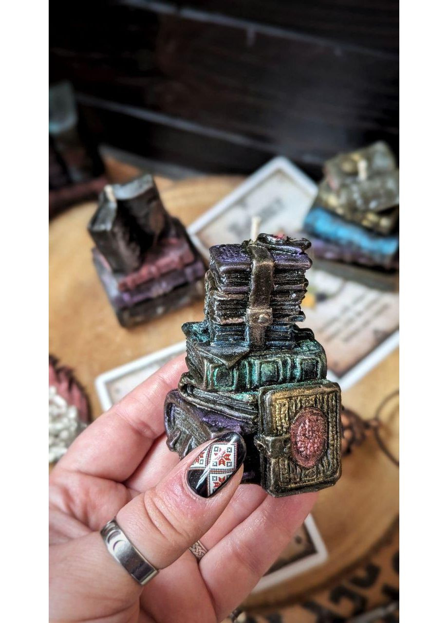 Свічка воскова Стопка книг 3 No Brand (352777660)