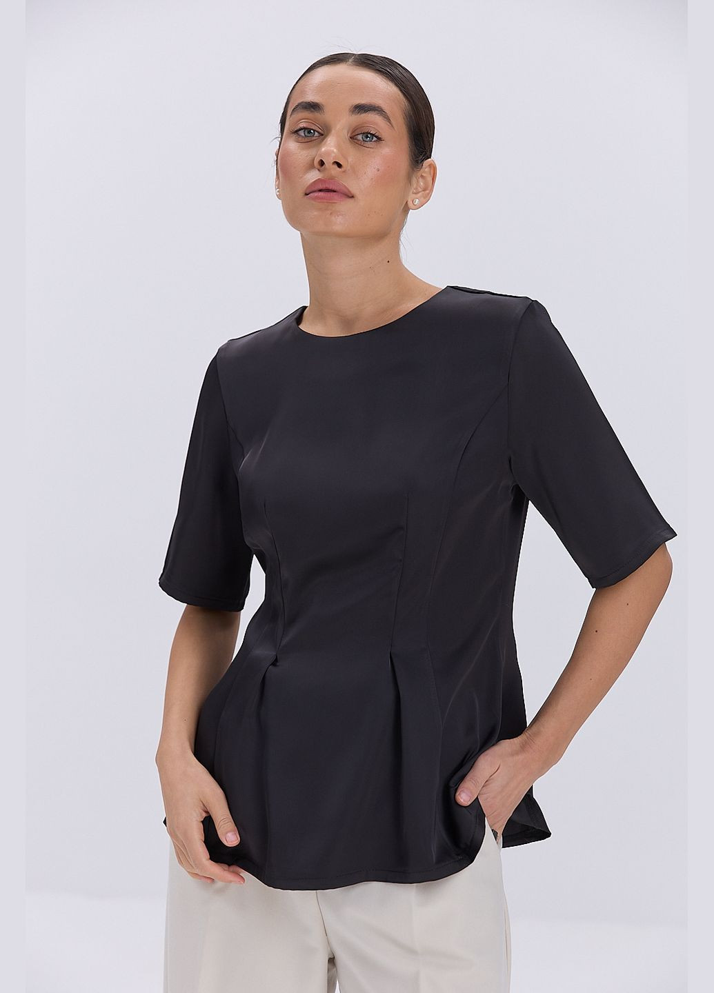 Чёрная атласная блуза с короткими рукавами и молочной баской Arjen