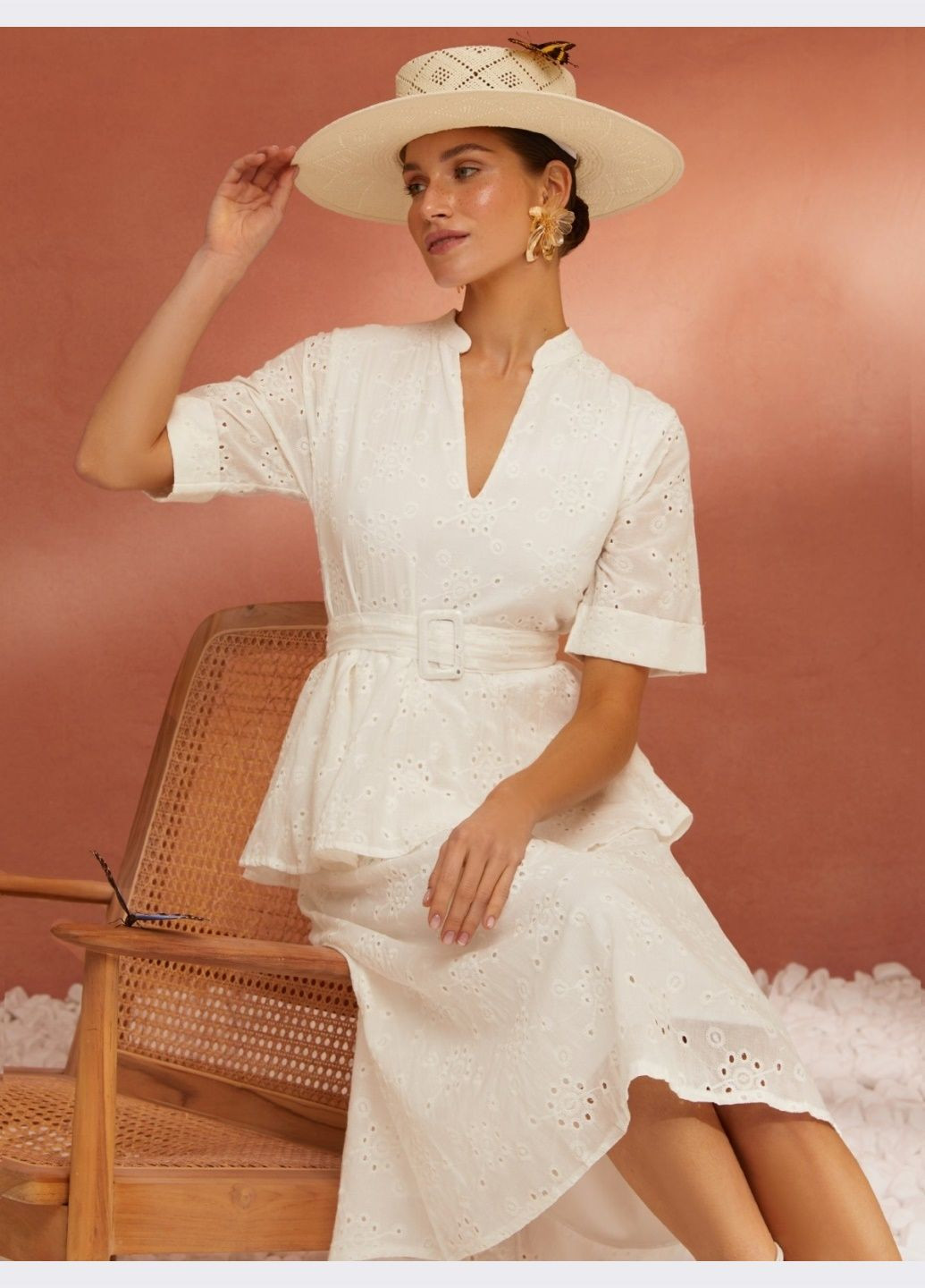 Белое белое платье из прошвы с оборкой и поясом Dressa