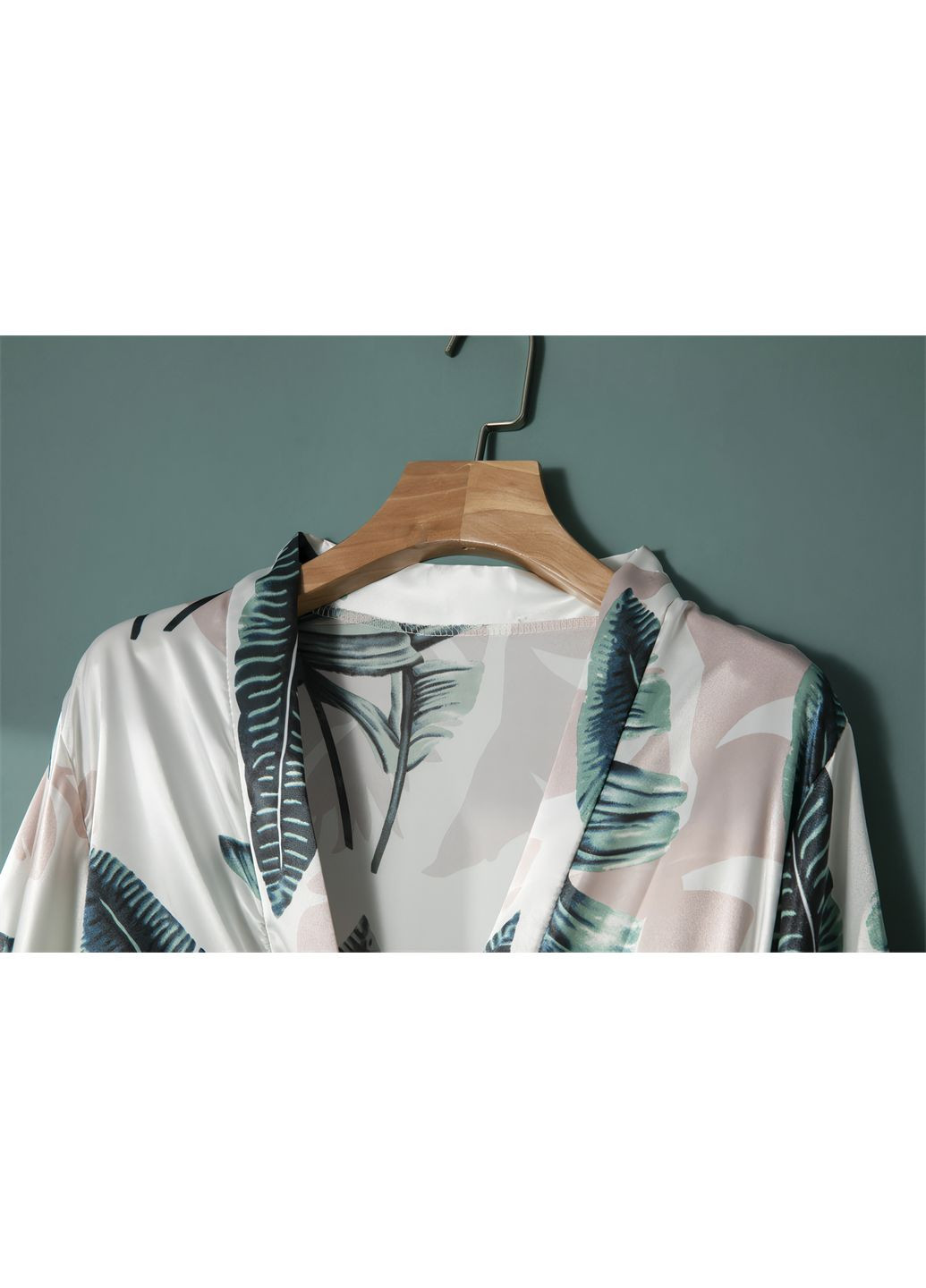 Сексуальний атласний халат з бюстгальтером і трусиками S-М No Brand (368893121)