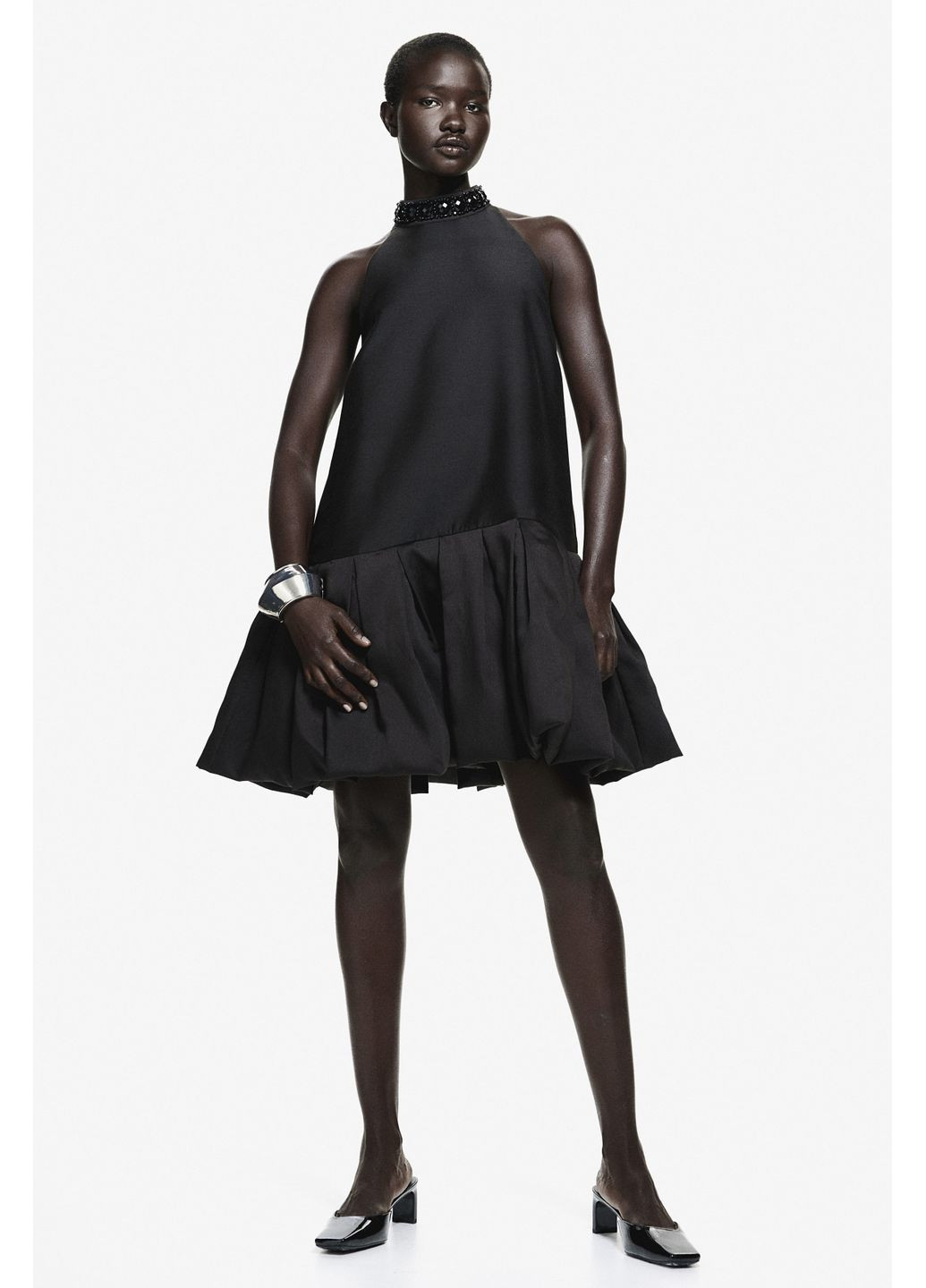 Чорна коротка сукня без рукавів, коміром-стійкою, прикрашеним бісером м чорна H&M однотонна