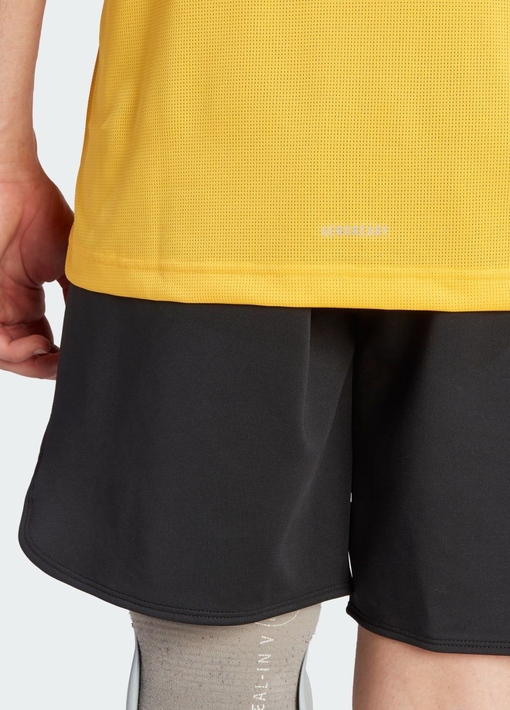 Жовта футболка hiit graphic slogan training adidas