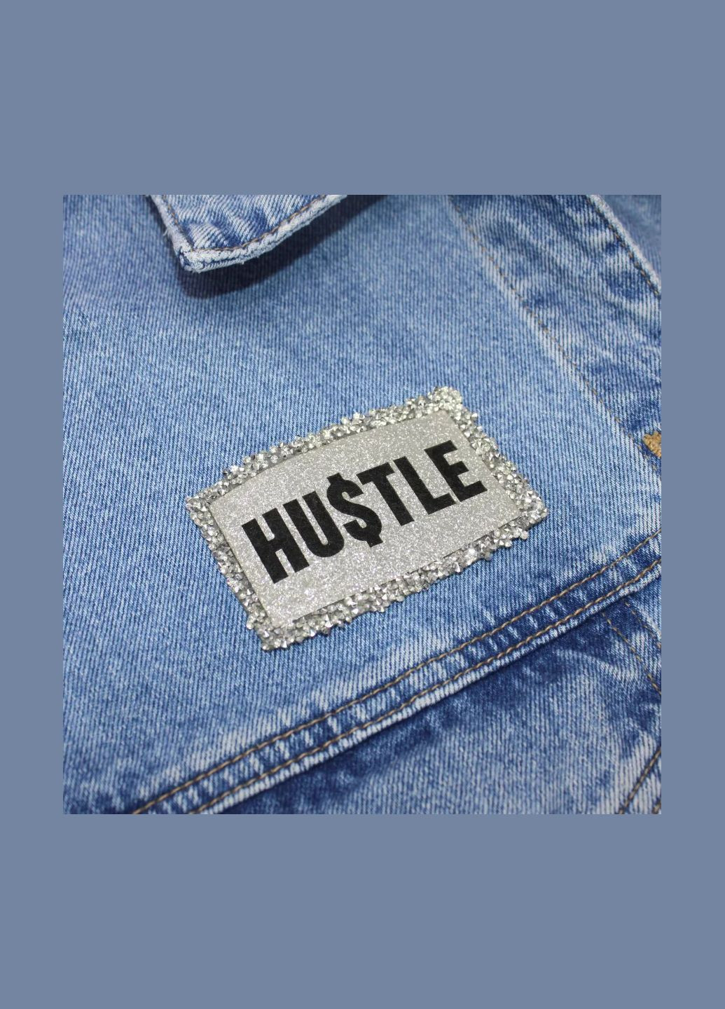 Нашивка с акриловыми камнями "Hustle" серебряного цвета с серебряными камнями (4340) No Brand (335811827)