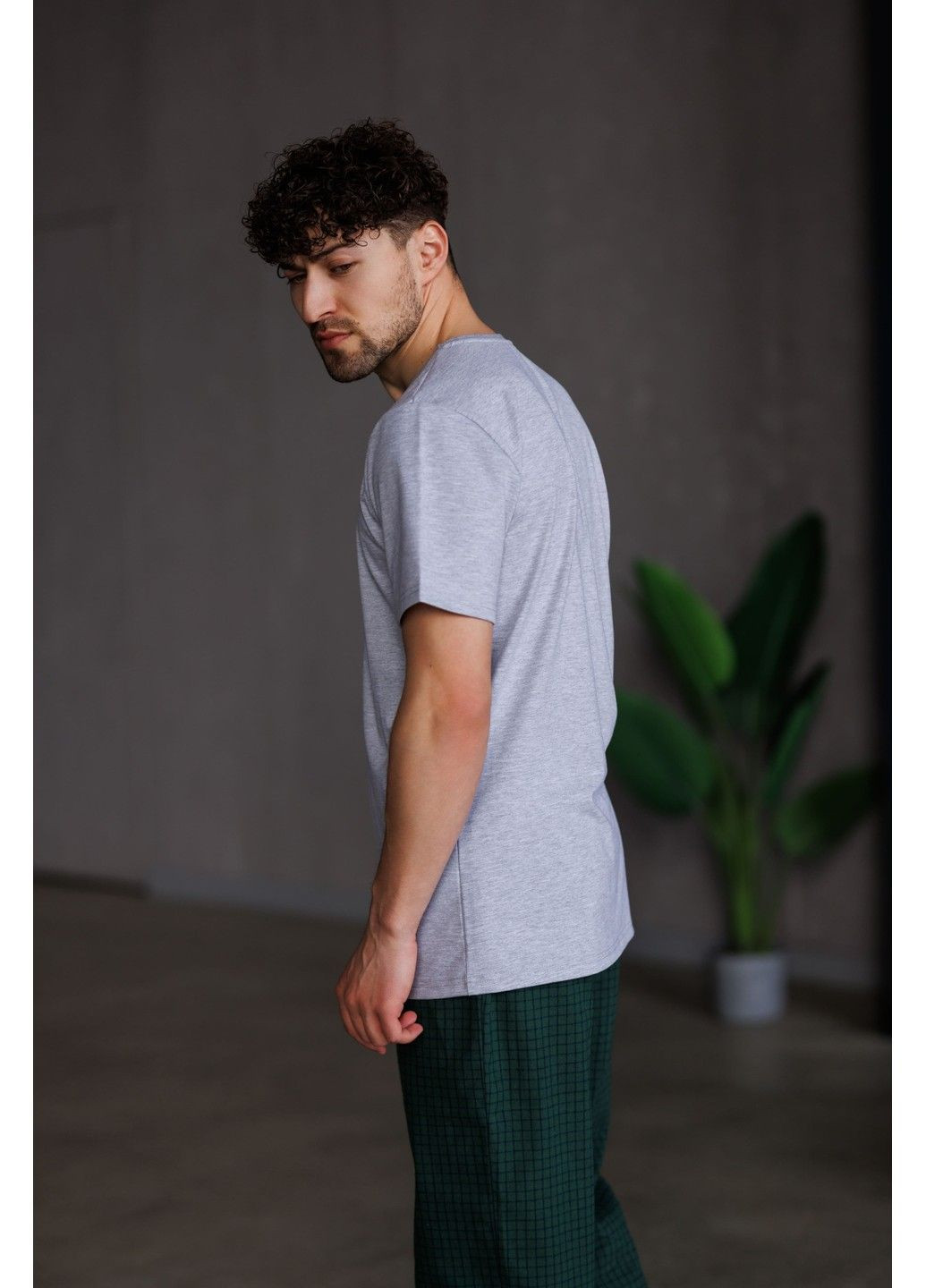 Піжама чоловіча футболка сірий меланж + штани SOFT в клітинку зелені Handy Wear (329447834)