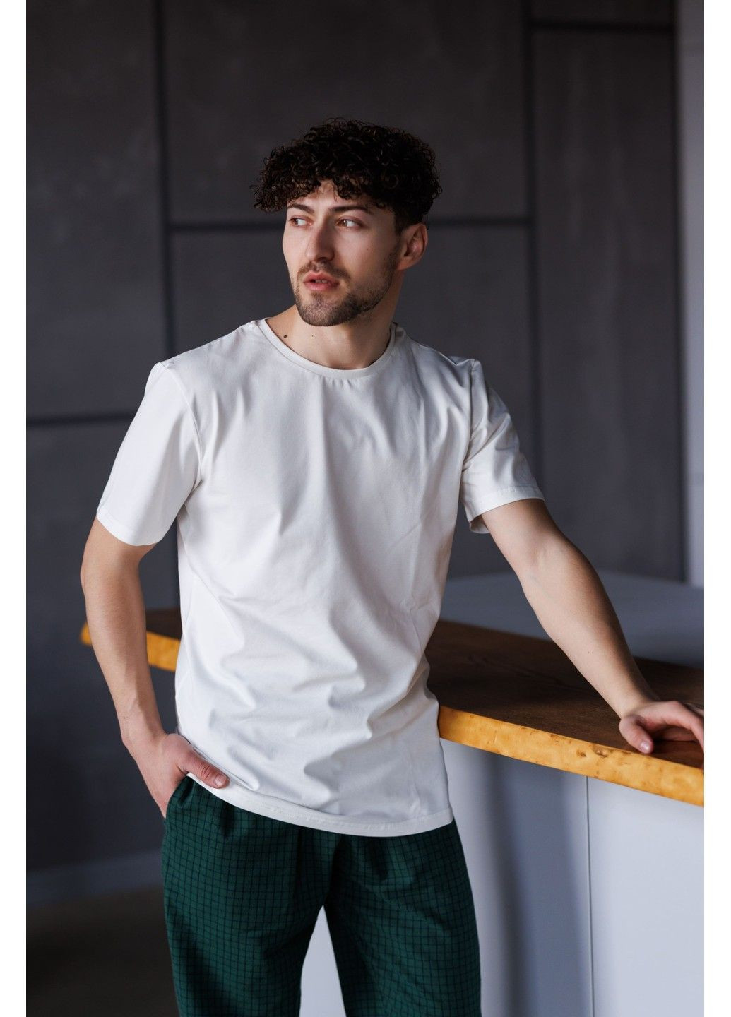 Піжама чоловіча футболка молочна + штани SOFT в клітинку зелені Handy Wear (329447832)