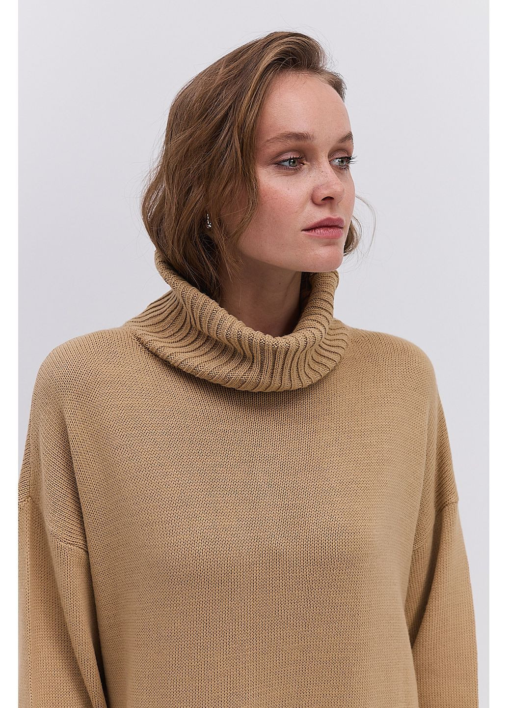 Бежева вязана зимова сукня світло-сіра з високим коміром і розрізом збоку Arjen