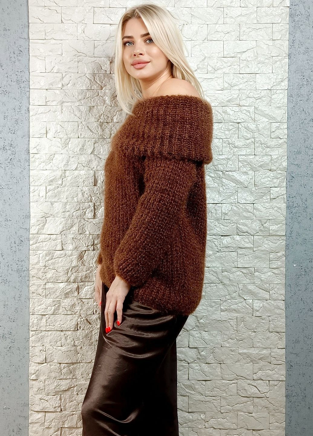 Коричневый зимний свитер Italy Moda фактурної в’язки з широкою горловиною