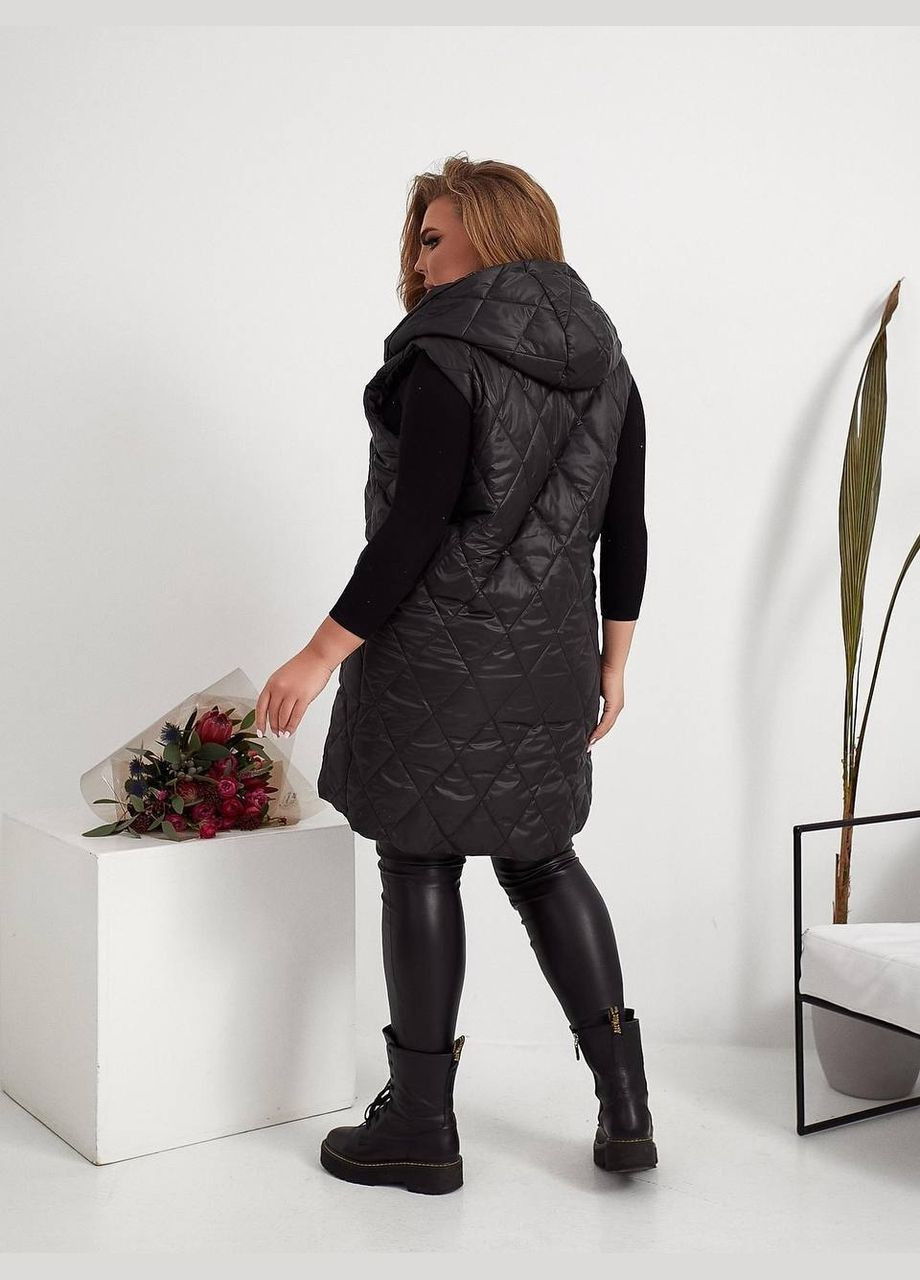 Жіноча демісезонна жилетка батал чорна безрукавка на скошеній блискавці з капюшоном кроєм на запах довжина по коліно Viki Жилет (316087811)