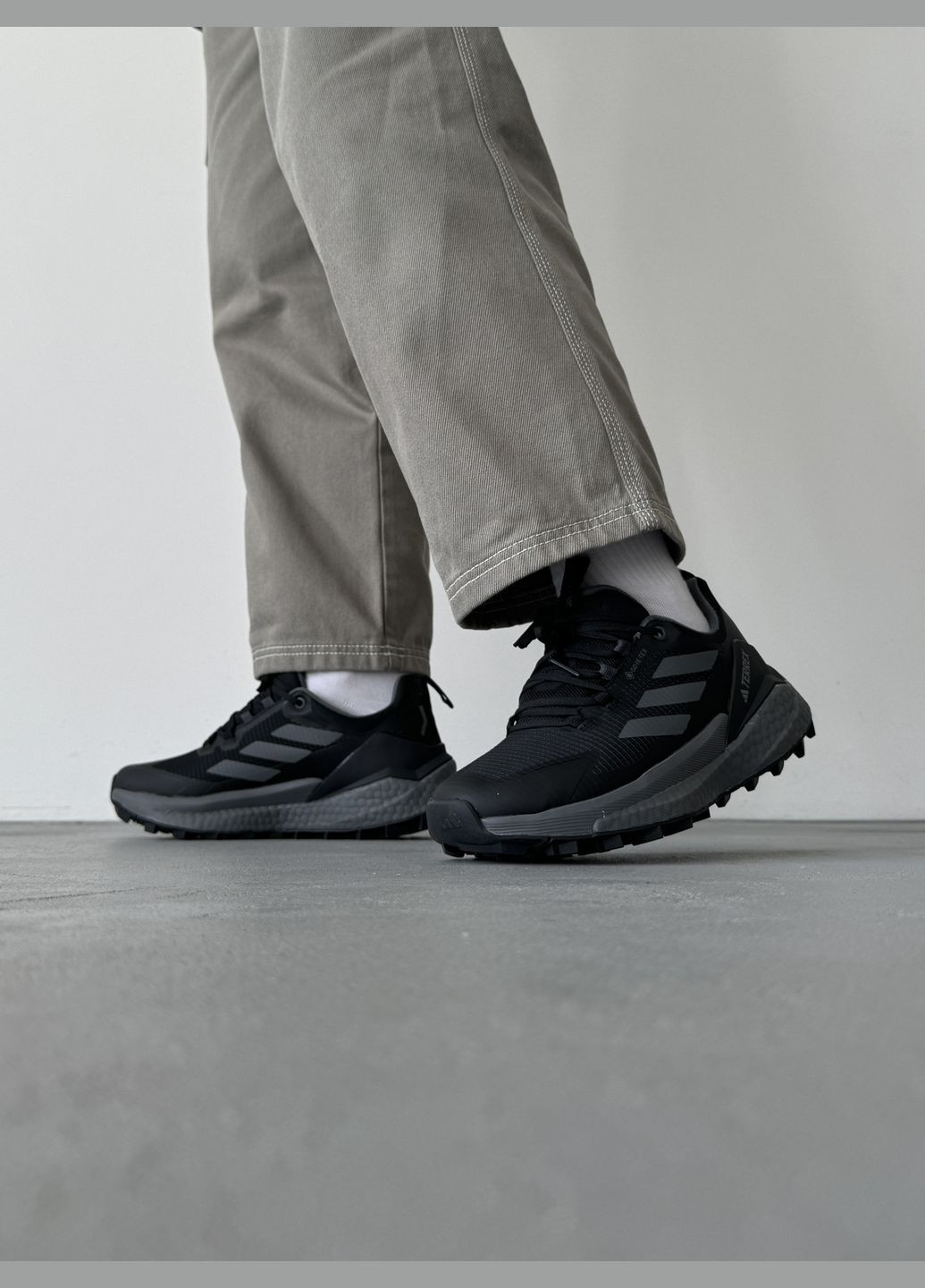 Серые демисезонные кроссовки мужские adidas terrex gore-tex low grey | адидас террекс серые No Brand