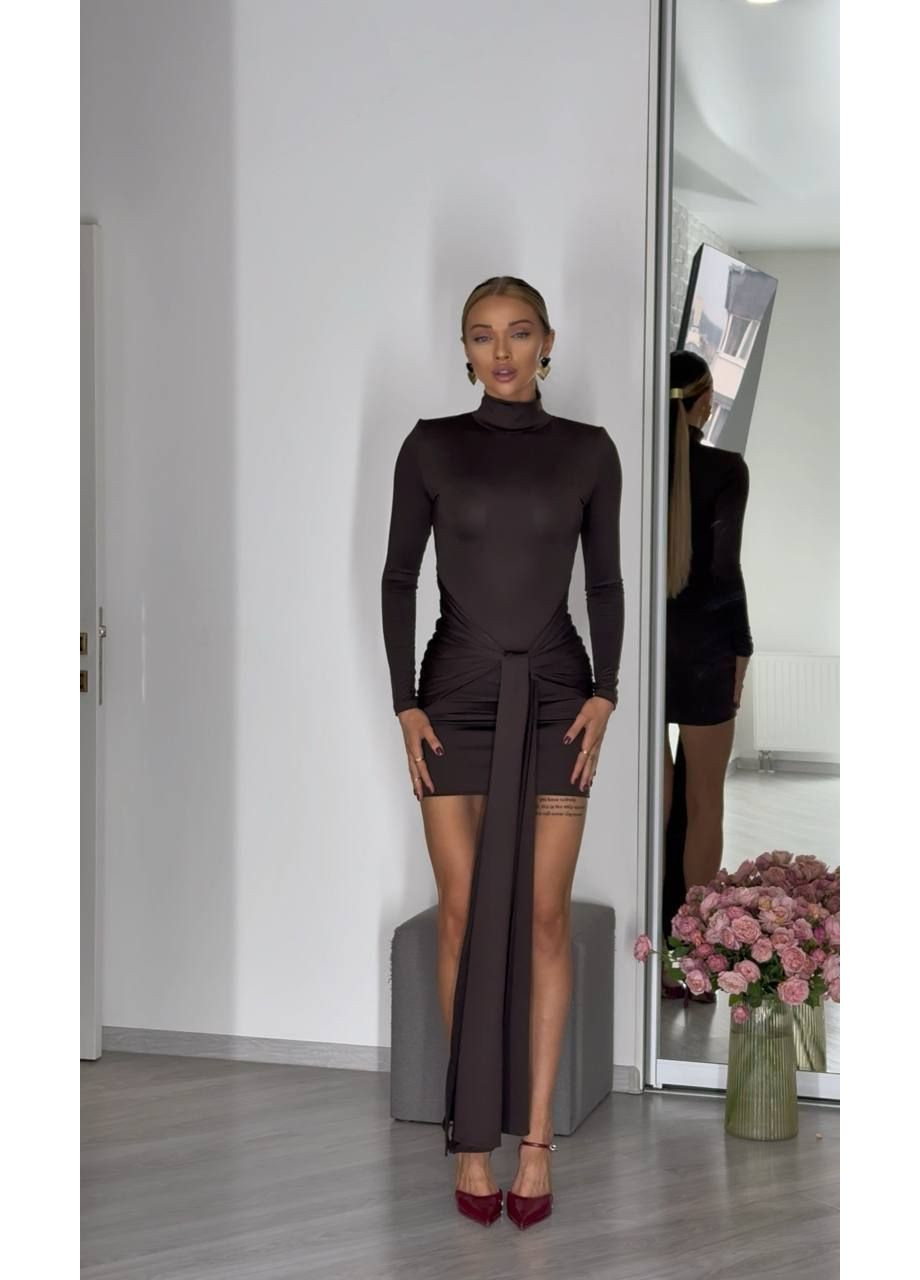 Коричневое вечернее мини-платье из микродайвинга с подплечниками и шлейфом на поясе – элегантность и стиль в деталях 🥰 (замер в описании) Vione однотонное