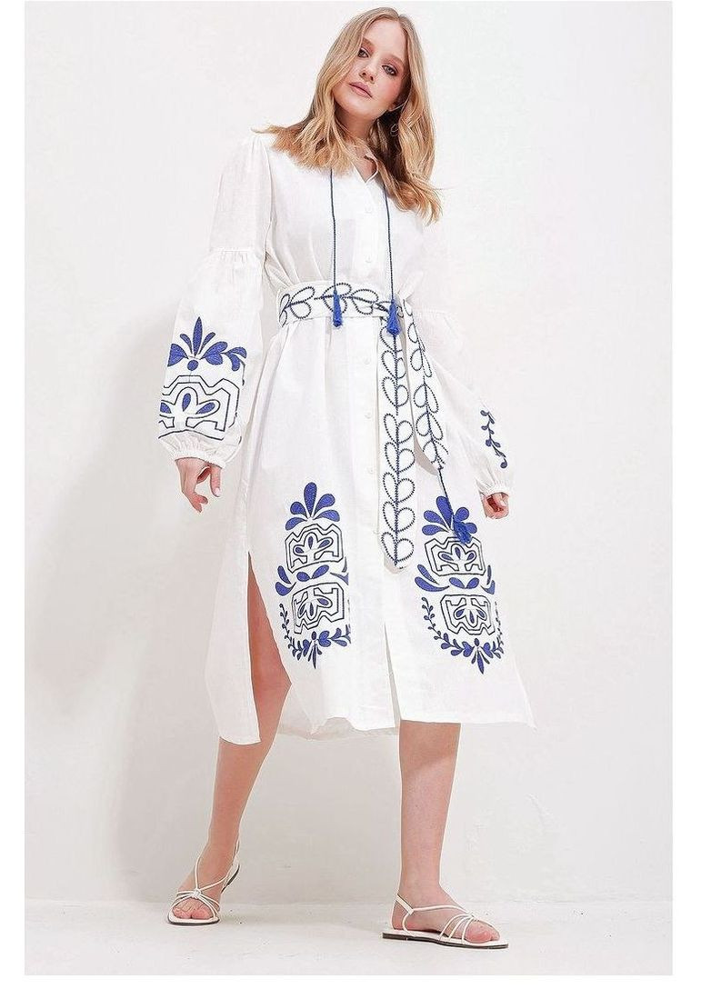 Білосніжна жіноча вишита сукня на гудзиках з поясом ESQ візерунок геометричний (322130476)