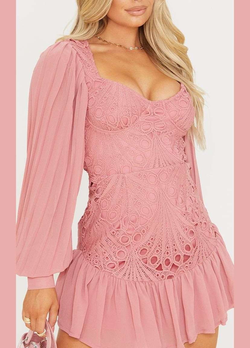 Темно-розовое платье мини с пышными рукавами и кружевом PrettyLittleThing