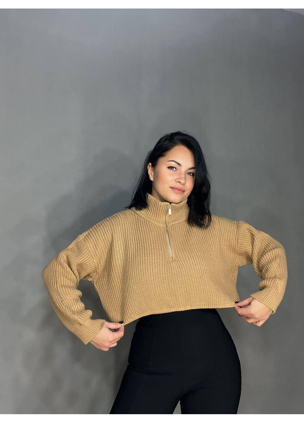 Темно-бежевий демісезонний светр жіночий 6752 короткий широкий оверсайз блискавка на комірі MIX RAY