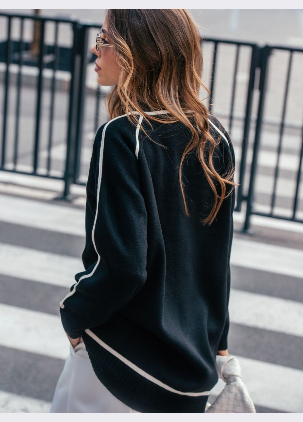 Чорний демісезонний светр чорного кольору з високою горловиною Dressa