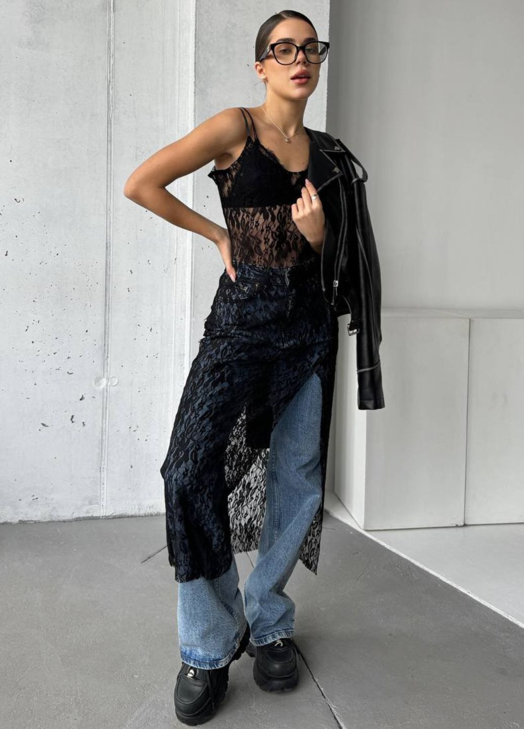 Черное кэжуал изысканное легкое летнее гипюровое ажурное меди платье на бретельках с вырезом на юбке Tik-Tak однотонное