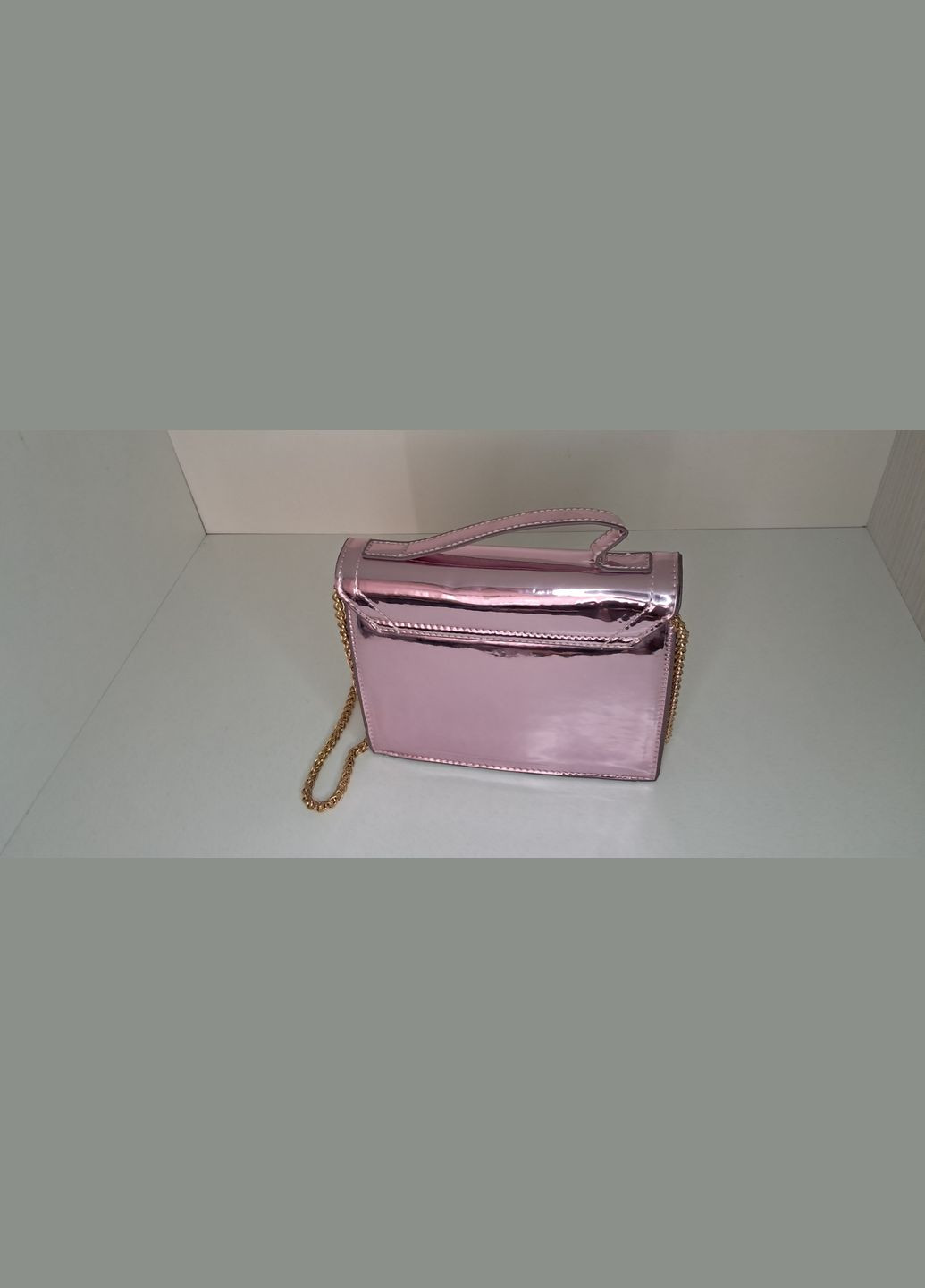 Жноча лакова сумочка ніжно рожевого кольору No Brand (317354639)