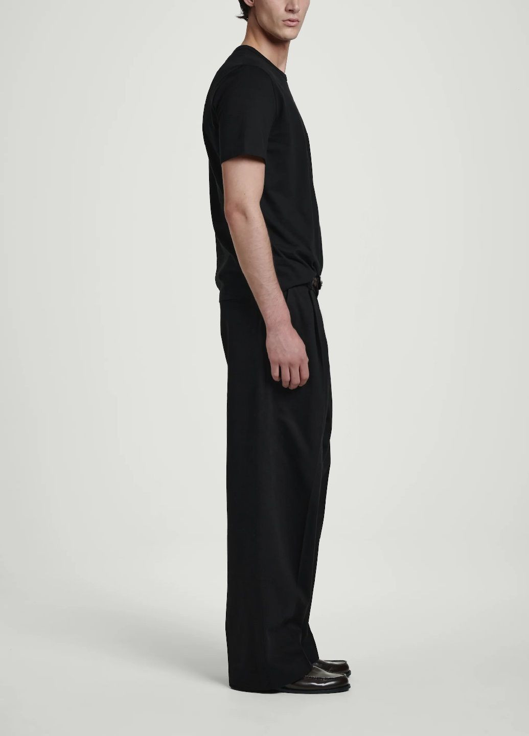 Черная футболка Cos