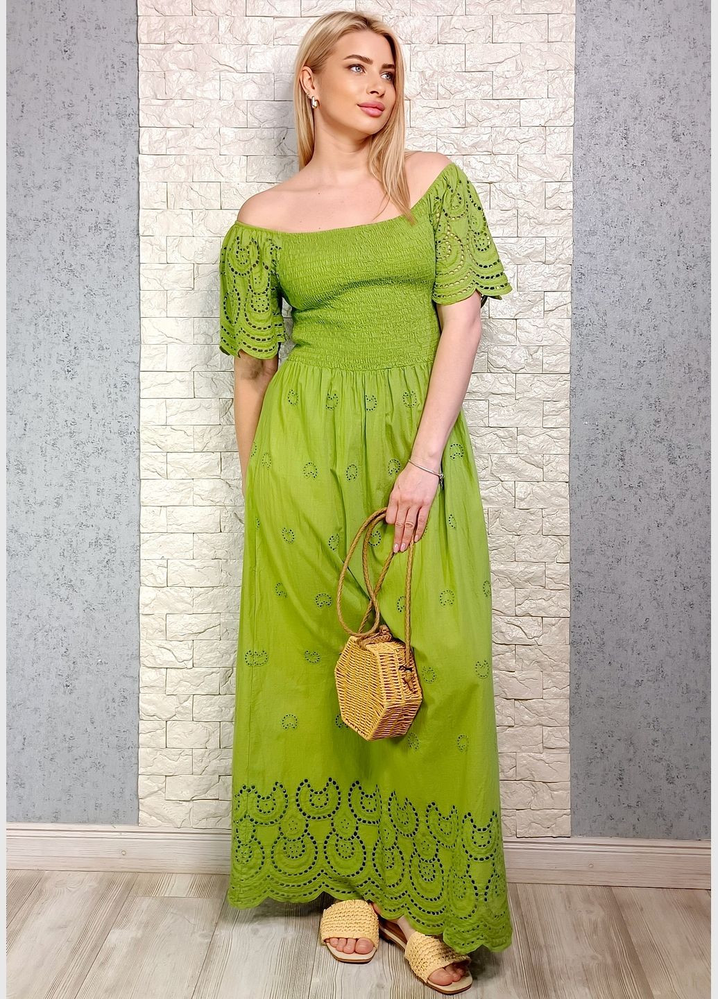 Зеленое повседневный, кэжуал платье с открытыми плечами Maison X однотонное