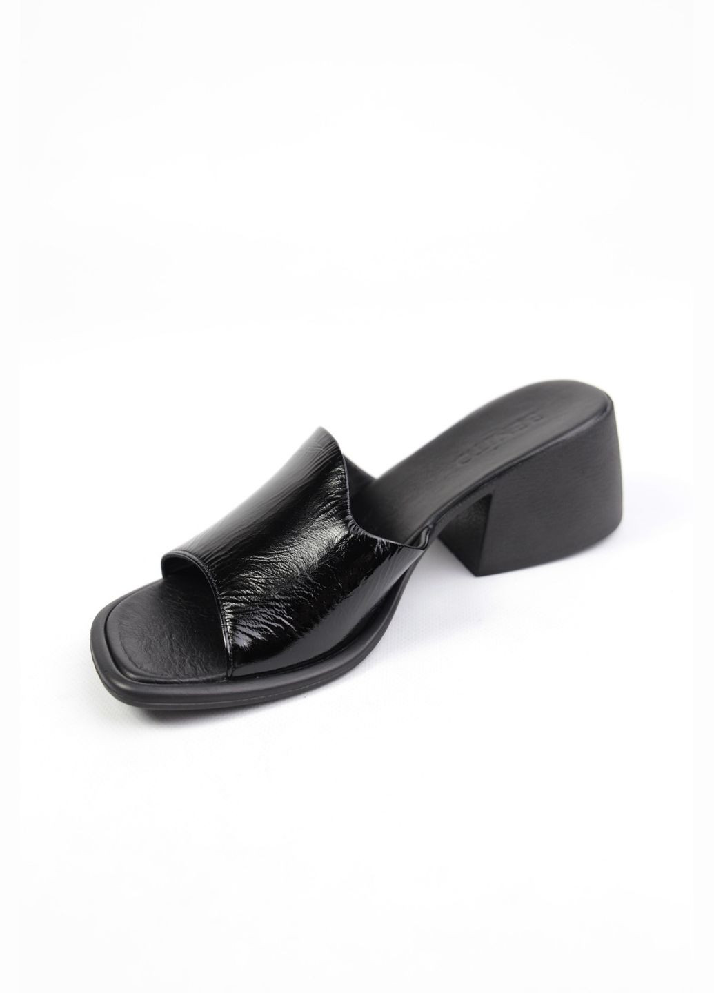 Черные шлепанци Benito