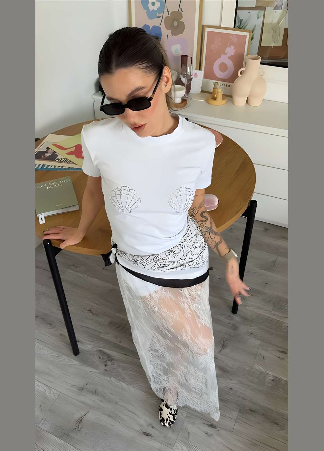 Жіноча якісна ніжна бавовняна футболка із мушлями на грудях стрази бавовна біла Україна - (339402777)