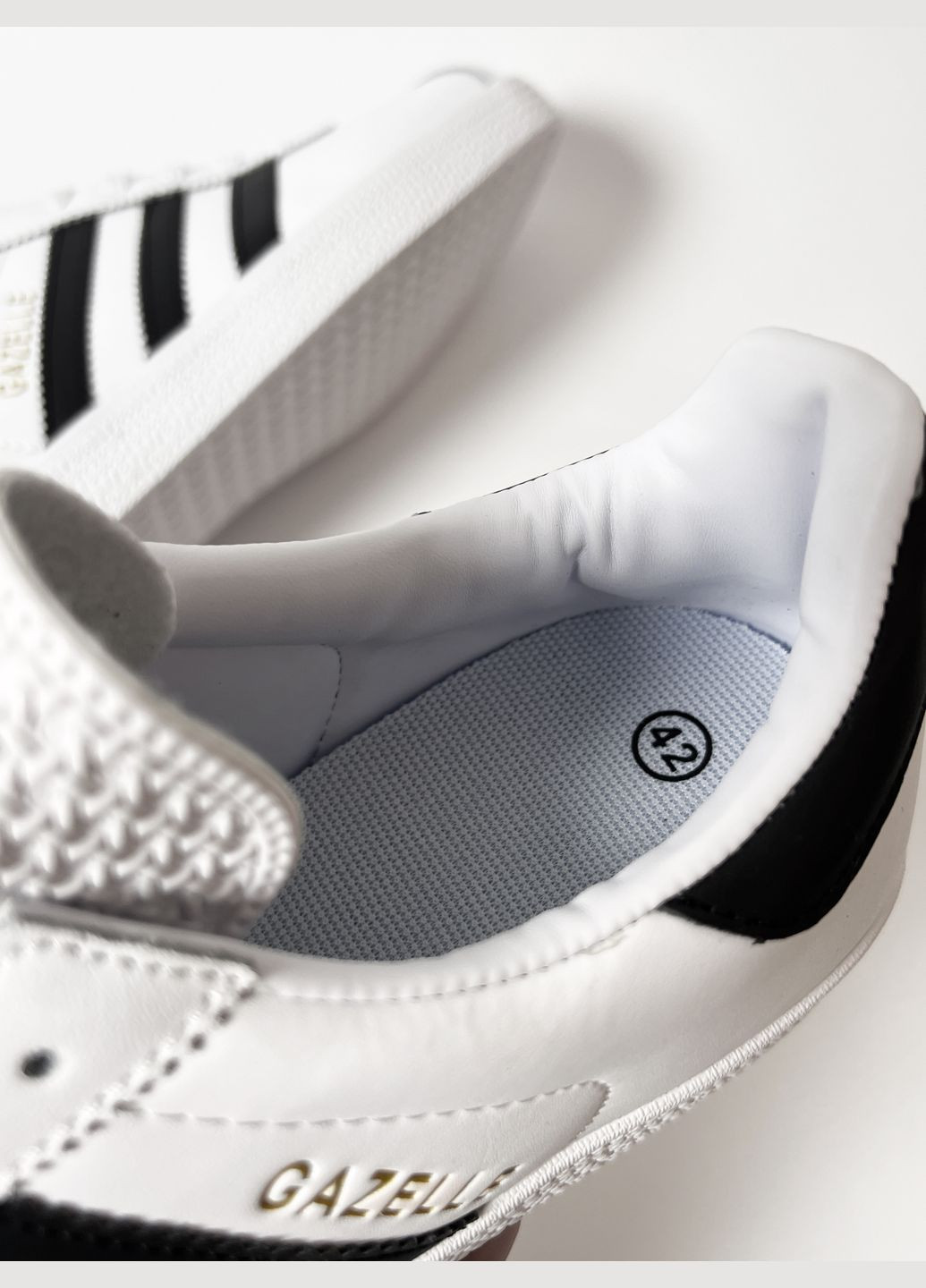 Белые демисезонные кроссовки white black adidas Gazelle