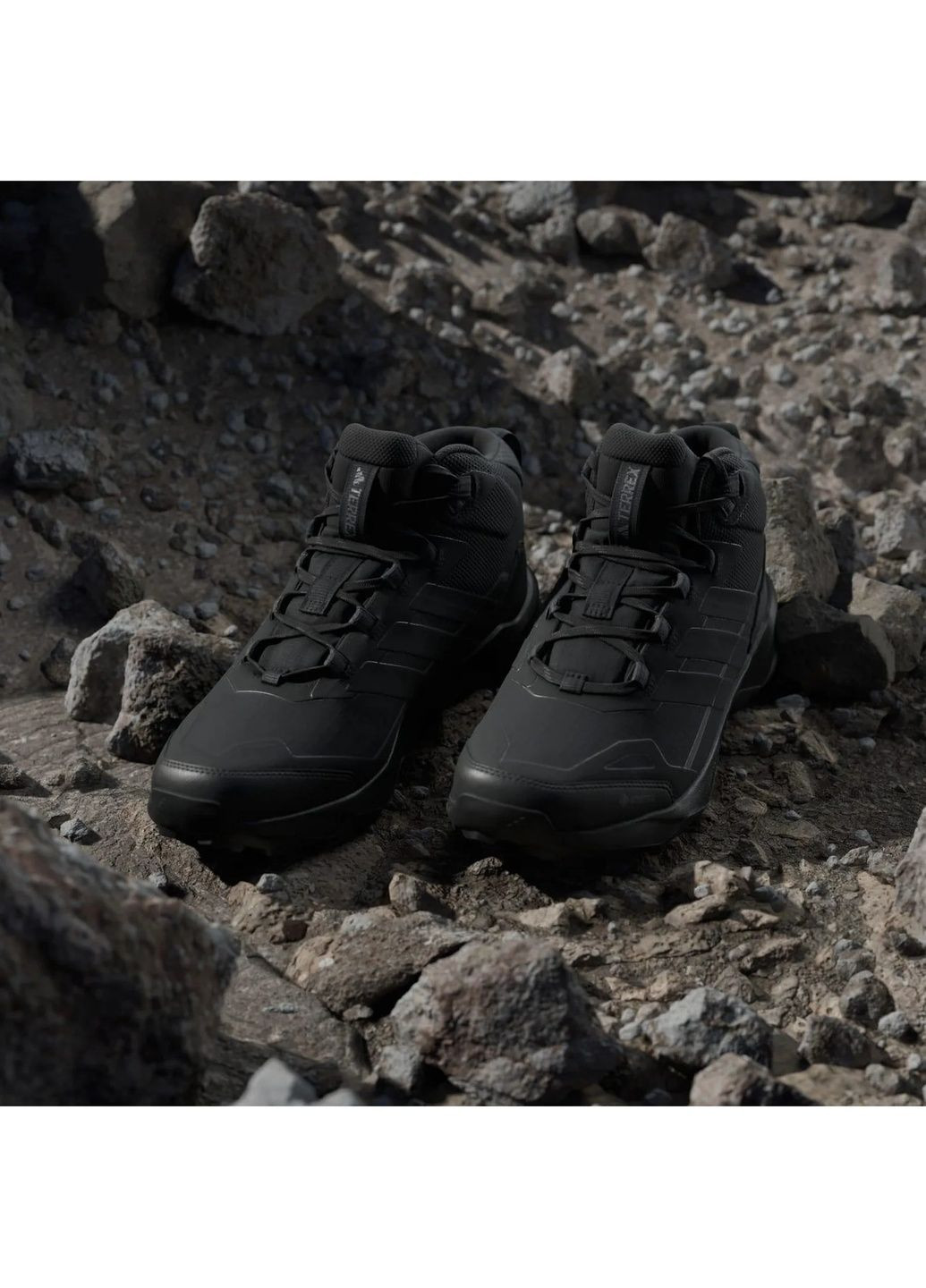 Чорні кросівки чоловічі terrex skychaser ax5 mid gtx black jq2207 adidas