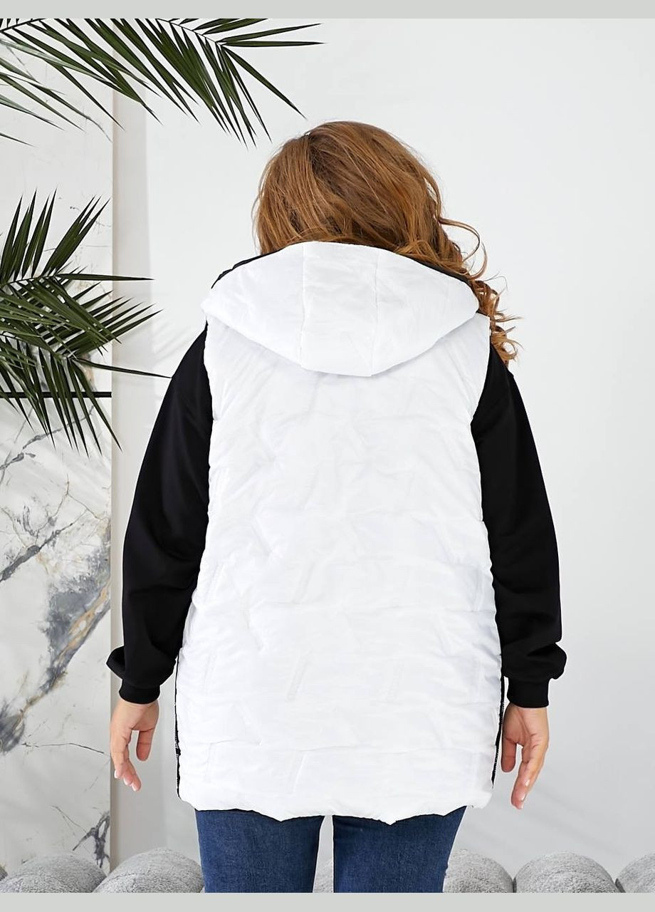 Женская удлиненная жилетка батал белая безрукавка с капюшоном и стразами на молнии Viki Жилет (316111606)
