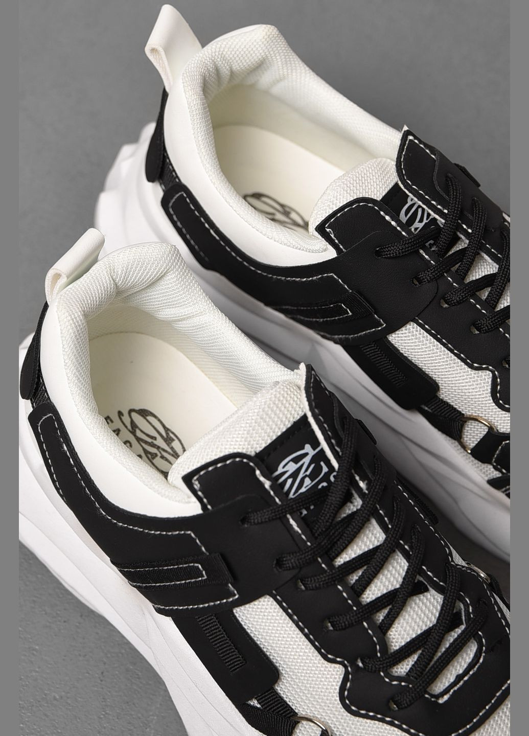 Чорно-білі Осінні кросівки чоловічі чорно-білого кольору на шнурівці Let's Shop