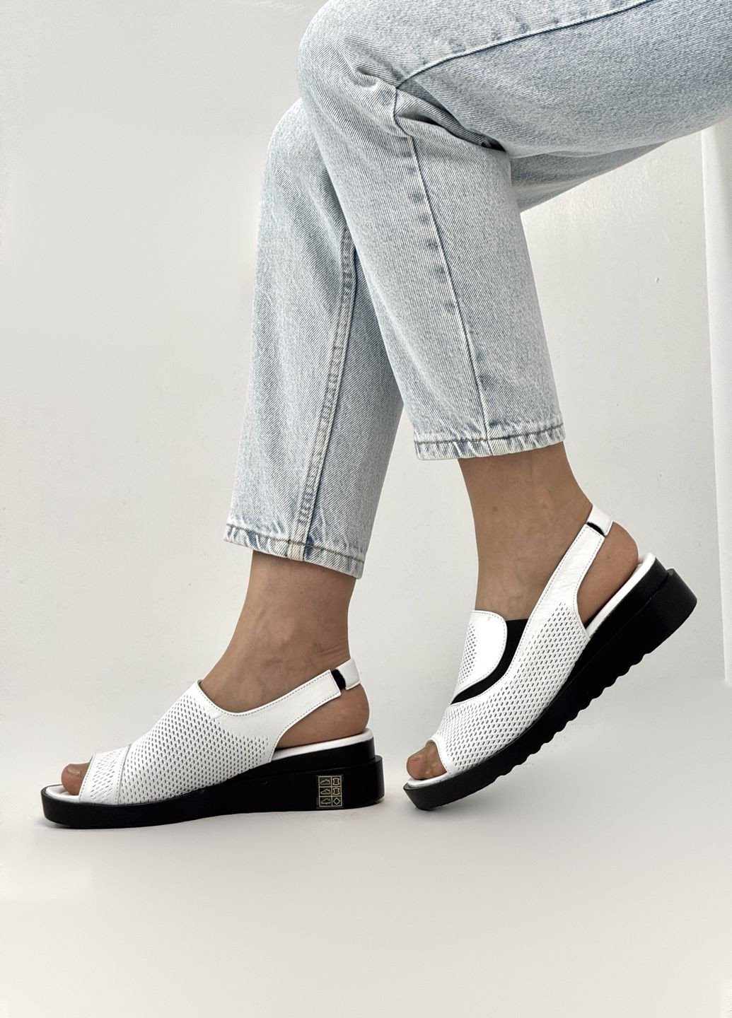 Белые шлепанцы женские кожаные на полную ножку и высокий подъём Sherlock Soon