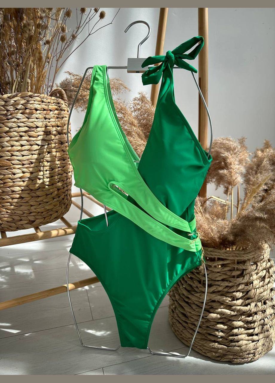 Зеленый летний стильный необычный купальник на одно плечо слитный Vakko