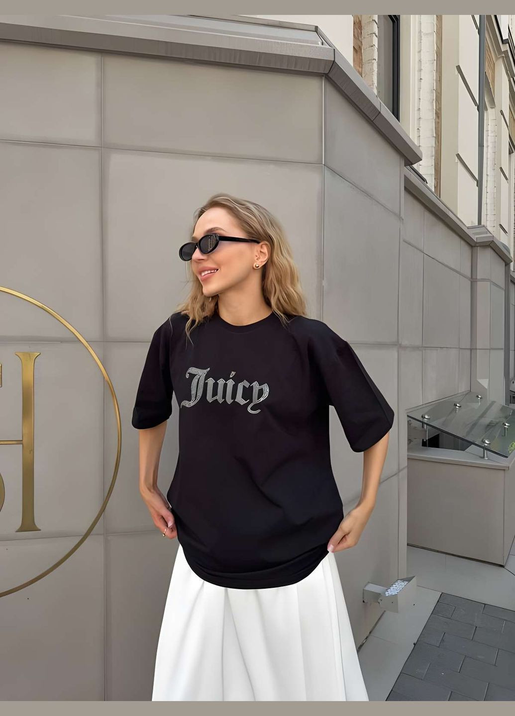 Женская качественная хлопковая футболка оверсайз с надписью стразами черный one size хлопок Україна - (339402854)