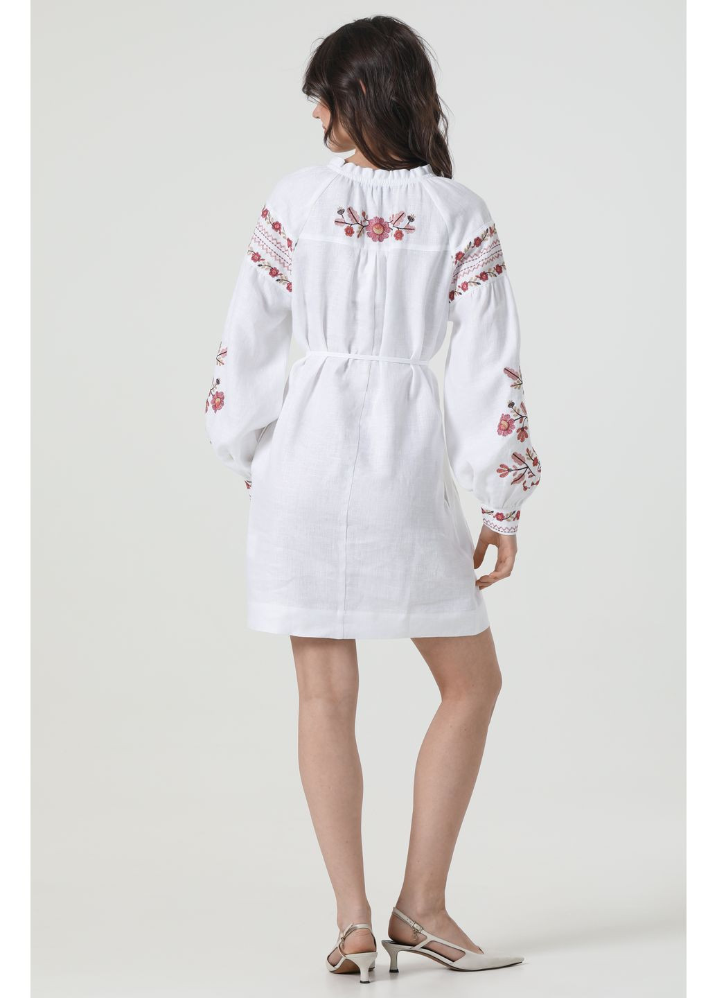 Білий коротка пряма сукня-вишиванка з льону з квітковою вишивкою та поясом ружина., р., код 0497/50/530 ГАЛЕРЕЯ ЛЬОНУ