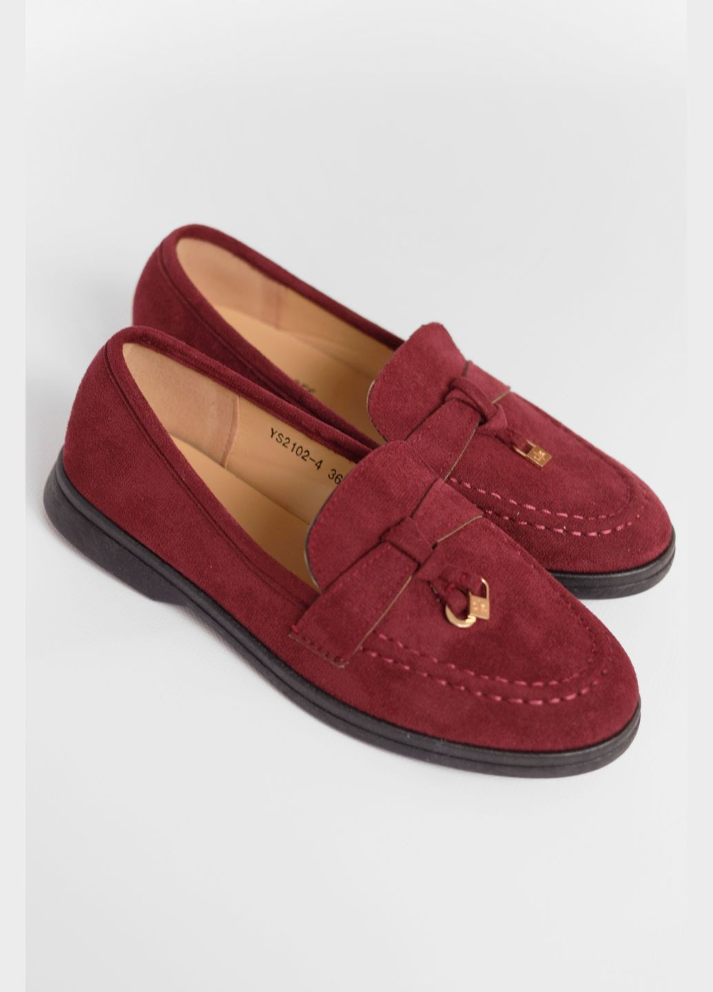 Туфли-лоферы женские бордового цвета Let's Shop с цепочками